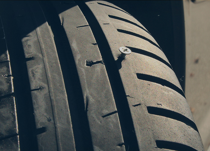 손상된 부분은 없는지?  타이어의 외부 손상은 여러가지 종류가 있습니다.  외부손상을 육안으로 확인하는 것이 중요합니다.